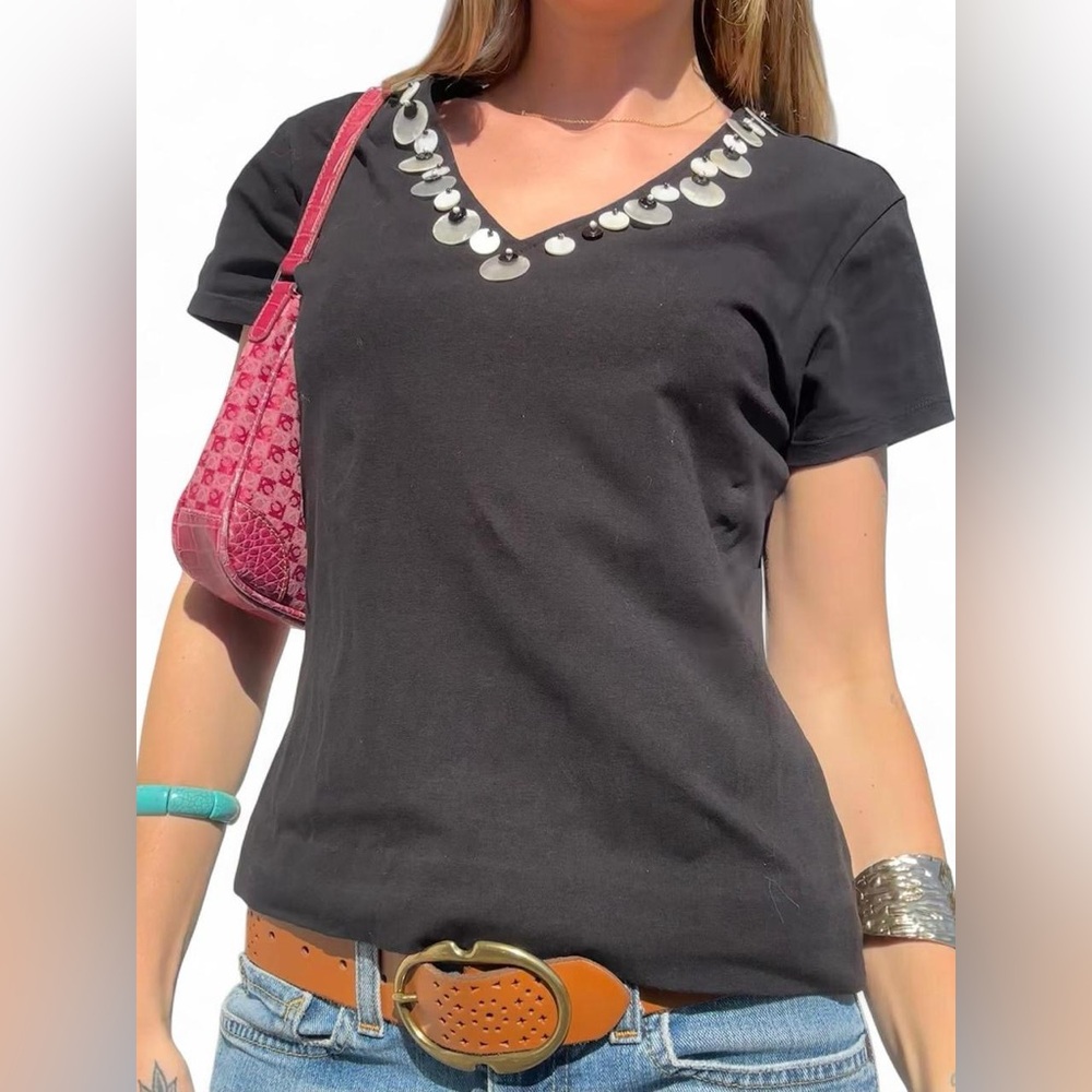 2000s style V-neck t-shirt with shell detailing 🐚